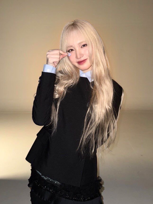 angelizcal's tweet photo. the idol             vs.          the photocard 🤍 https://t.co/QL5QY5kYbi