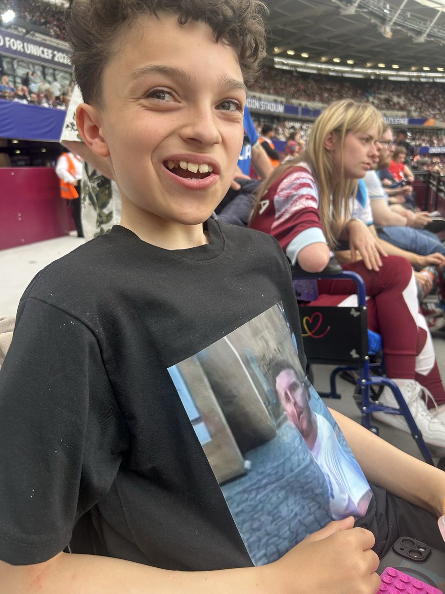 AMDearsley's tweet photo. Can #emersongrant2014 have your shirt  @Behzinga 

Was a great game @socceraid @LondonStadium #socceraid @TylerWestt @ITV @robbiewilliams https://t.co/AJcOTiZgSs