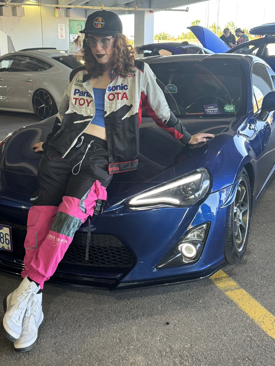zazablue_'s tweet photo. Baby’s first exhibit at an auto show @DRIVENSHOW https://t.co/p2LSDY9QnO
