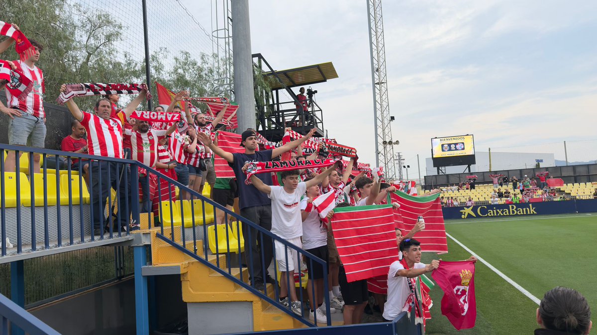 sofia_RvBc's tweet photo. El aforo del Ruta de la Plata es dos Mini Estadi llenos de 'Viriatos' empujando al equipo #ZamoraCF 
#ElRutaDeLaPlataRemonta #Playoff #PrimeraFederación https://t.co/4p69Of2m5k