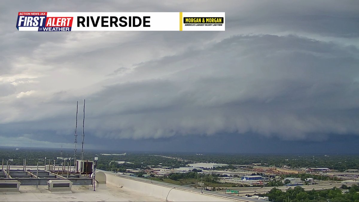 CSimmaWX's tweet photo. 5:30 PM Sunday - it's a gnarly storm moving into Jax with a multi-tiered shelf cloud! WOW #FirstAlertWX https://t.co/YIqEivoz0f