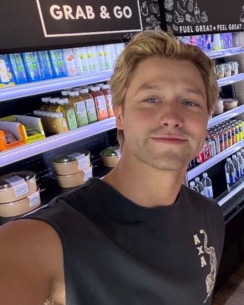 deanalliedaily's tweet photo. he looks so good https://t.co/zYhK7JXbOz