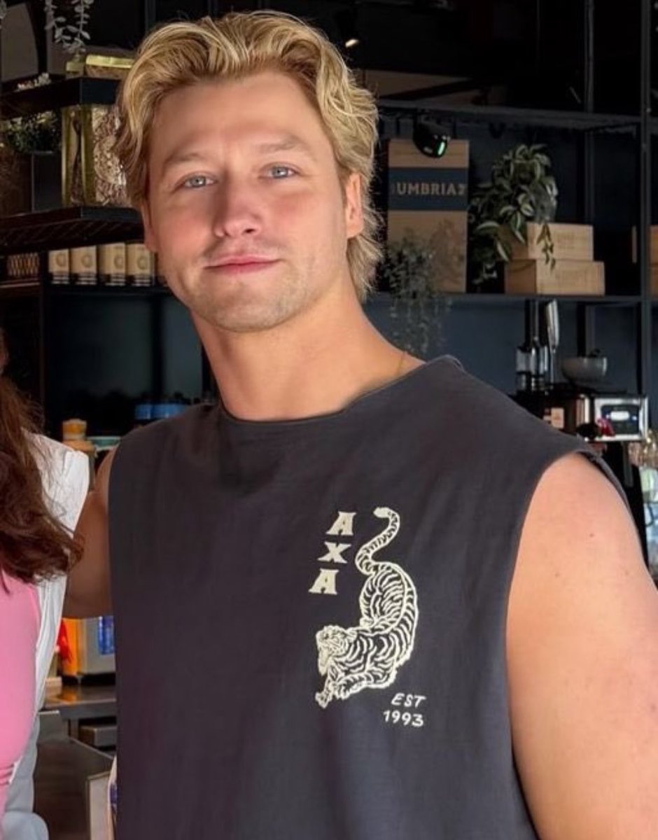 deanalliedaily's tweet photo. he looks so good https://t.co/zYhK7JXbOz