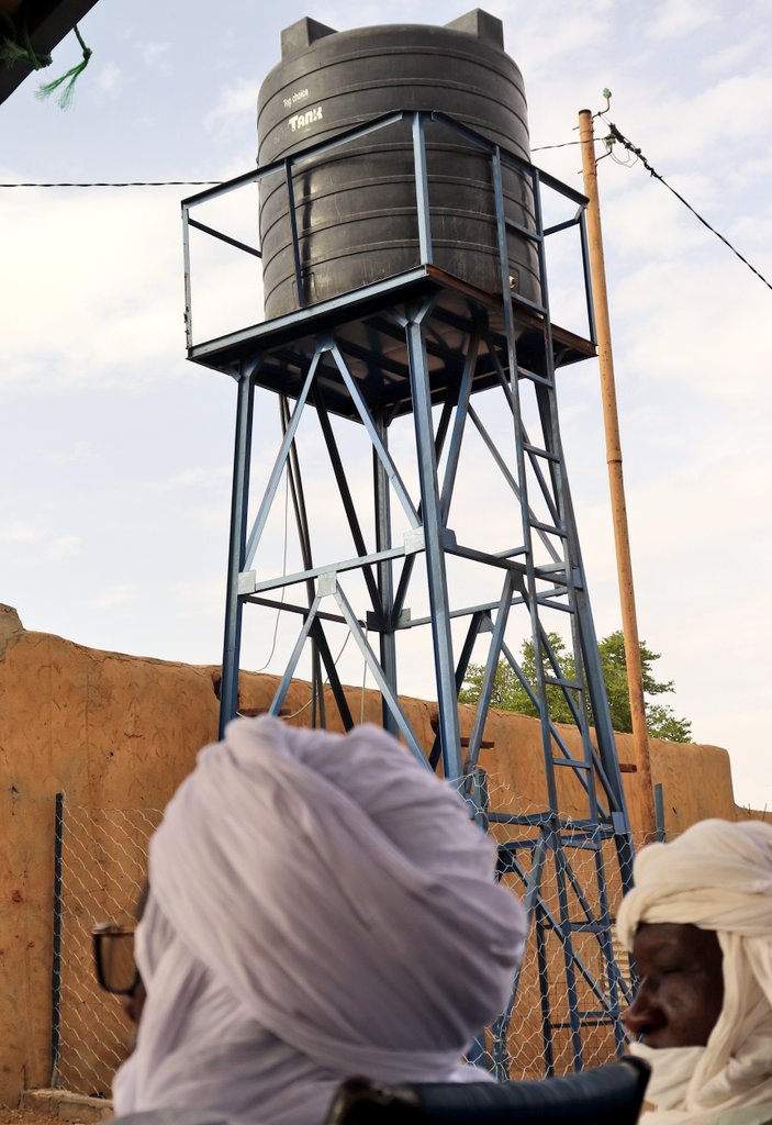 SonniMaiga's tweet photo. Dans la même dynamique impulsée par @alharroud, @elmaoloud et les autres, il y a quelques semaines, un bienfaiteur a décidé de financer 3 forages dans la commune urbaine de #Gao. Le 1er a été réceptionné cet après-midi dans un des quartiers touchés par la pénurie d'eau potable. https://t.co/nnMWNRf2Ku
