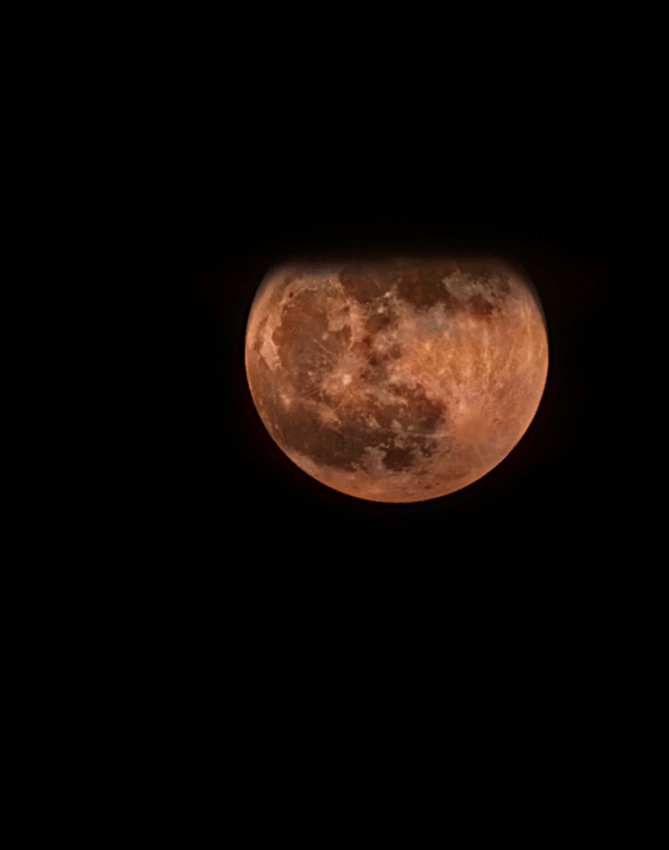 PicProfession's tweet photo. Luna rojiza desde Valladolid a las 22:45 🌕 Sofía Guijarro. @tiempobrasero @sibilafc @TiempoCyLTV @ElTiempoA3 @el_tiempohoy @aquilatierratve @lasextameteo @ElTiempo_tve https://t.co/RmLTTBDcVs