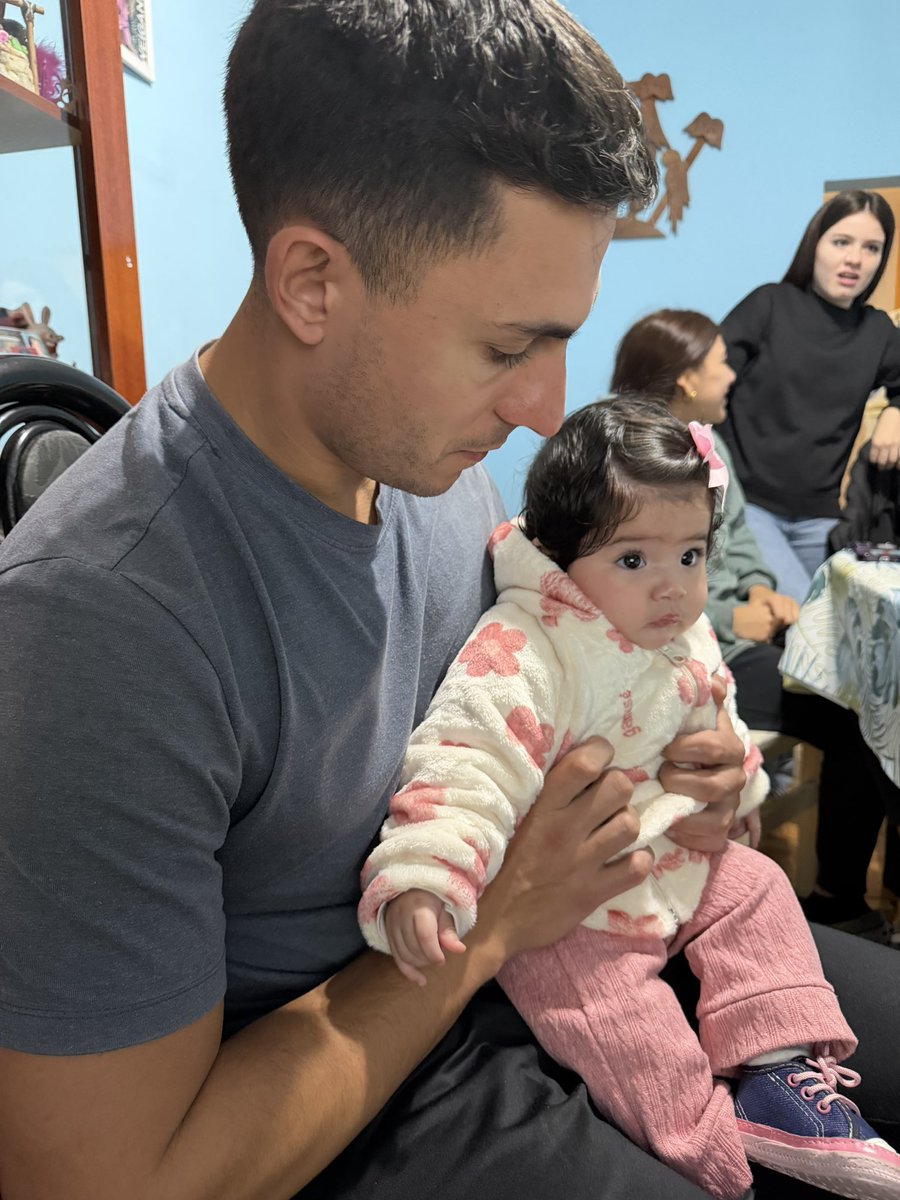 popygalvan_'s tweet photo. Ella y su tío David 🥰😍 https://t.co/mAhIbamldo