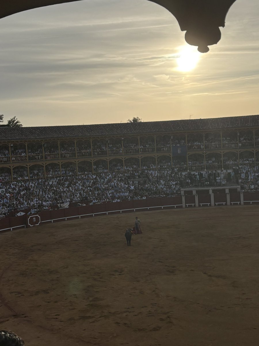 Alezof's tweet photo. La cuadrilla y yo hemos hechado una pedazo de tarde en Aranjuez. 

Hoy abandonamos nuestra piedra venteña para que las mujeres vieran a Jose Antonio Morante Camacho ♥️ https://t.co/ZJQC7aY3xM
