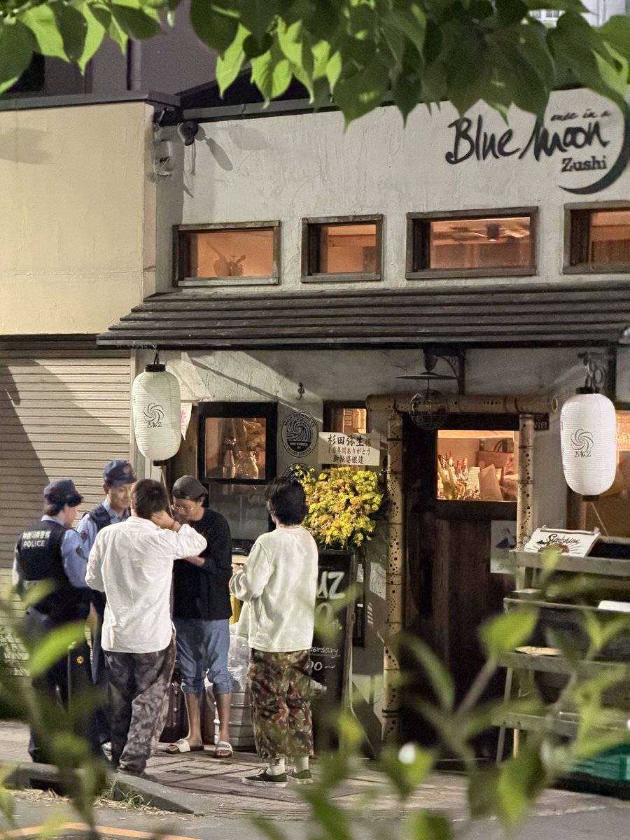 LoveTico's tweet photo. 逗子の亀岡八幡宮の前にあるブルームーンって店、深夜2時まで大騒ぎの非常識店舗。窓開けて騒ぐ、店の外まで酔っ払い客が溢れ大声。警察が来る騒ぎに。夏に向けて、この先どうなっちゃうんだ？ https://t.co/ZSuXCioutM