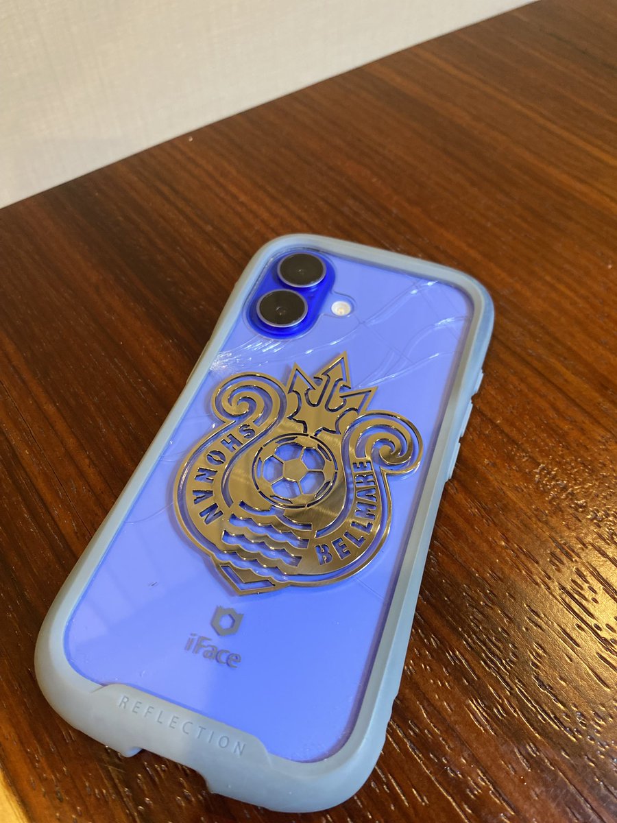 CurtainPoppy's tweet photo. 愛用のiPhone16に
魂のエンブレムを装着しました💚

❤️‍🔥最高に気持ちいいです❤️‍🔥

私の携帯ケースは割れてます😅

装着して見ると
テンション爆上がり💪

携帯で色々チェック✅している時や電話している時、さりげないカッコ良さが抜群に映えます🥰

まず剥がれる事はないと感じます👍

三又の鉾部分は携帯をお尻に入れても違和感なく出し入れできて、お尻に三又の鉾が突き刺さる事もなさそうです😅
昨日一日の使用からの感想です！

パソコンに装着しますと
それはもう、なんとも言えない最高の景色をあなたも感じ、パソコンの向こう側の方も、もはや話題にしない訳にはいかなくなるでしょう👍

こちらのエンブレムは店頭での購入又は、
Webからですと送料がかかりますが
ご注文頂けます！

※テープは店頭のみで加工出来ます🥰

皆さんも装着してみては如何でしょうか。
気持ち上がります🥰

#bellmare 
#湘南ベルマーレ