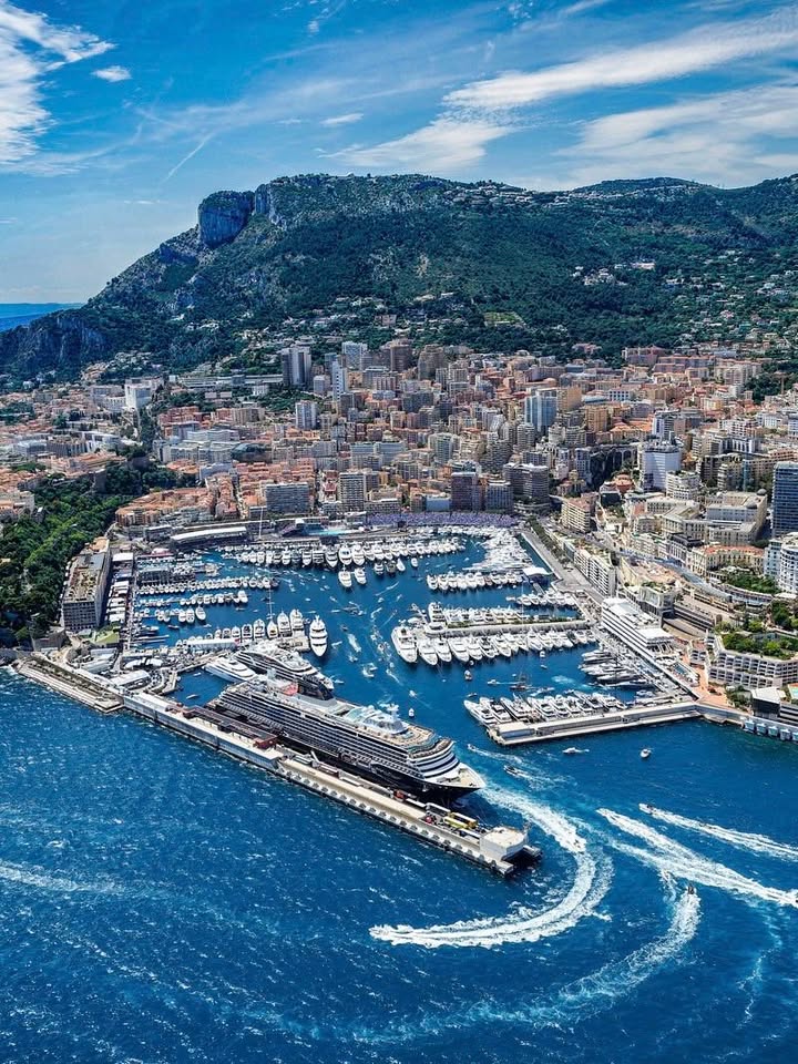 MonteCarloSBM's tweet photo. In the heart of the Principality, the glamour gets faster.
From June 4 to 7, the Monaco Grand Prix turns into a playground of speed and adrenaline, and even more thrilling our Resort, where spectacular views of the circuit meet an elegant track in the city https://t.co/Td0RqIVh2S https://t.co/CMd4eEtdLn
