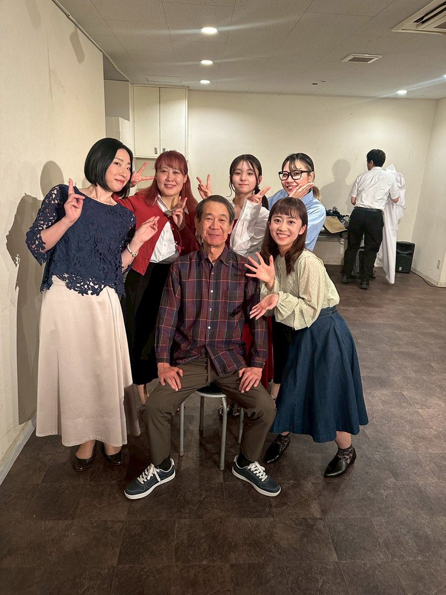 tk19590304's tweet photo. 【More More Funds】終演しました。
ありがとうございました。

2人の娘から、
「バカ親父」、「死に逃げさせない」
支店長のシゲさんから
「あのジジイ」との心ない言葉に
傷つきながら😂
楽しく過ごせました🤗❗️

左から
2人の娘と愛人❤️
女性👩‍🍼キャストとハーレム❤️
打ち上げ🚀🍺！

＃モアファン https://t.co/xJ3O2T2VhE