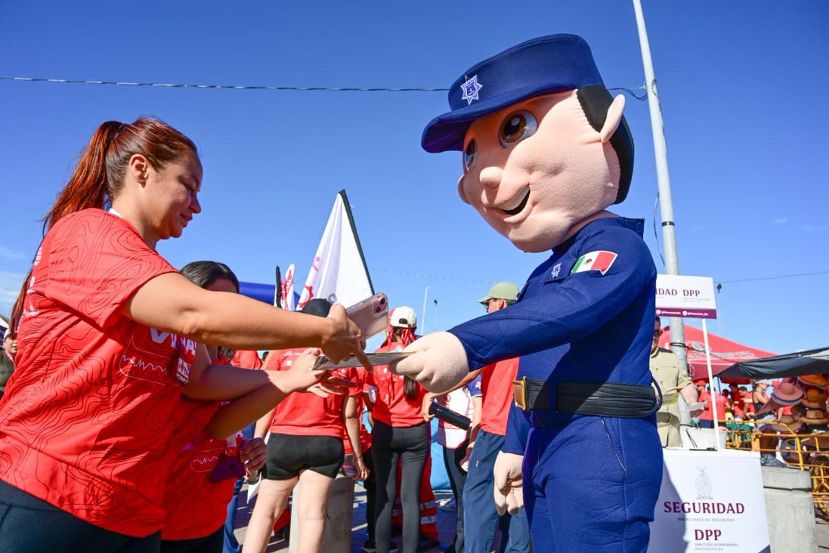 sspsinaloa1's tweet photo. La #SSPSinaloa a través de la Dirección de Programas Preventivos y la Policía Estatal participó en la carrera “Juntos Salvando Vidas”, en #Altata 🌊, repartiendo volantes informativos 📃 y con acciones de proximidad social. 👮‍♀️🤝🧑‍🧑‍🧒

Nos mantenemos cercanos a la ciudadanía para brindar el mejor servicio. 📱Usa el 9-1-1 en caso de emergencias y el 089 para denuncia anónima.