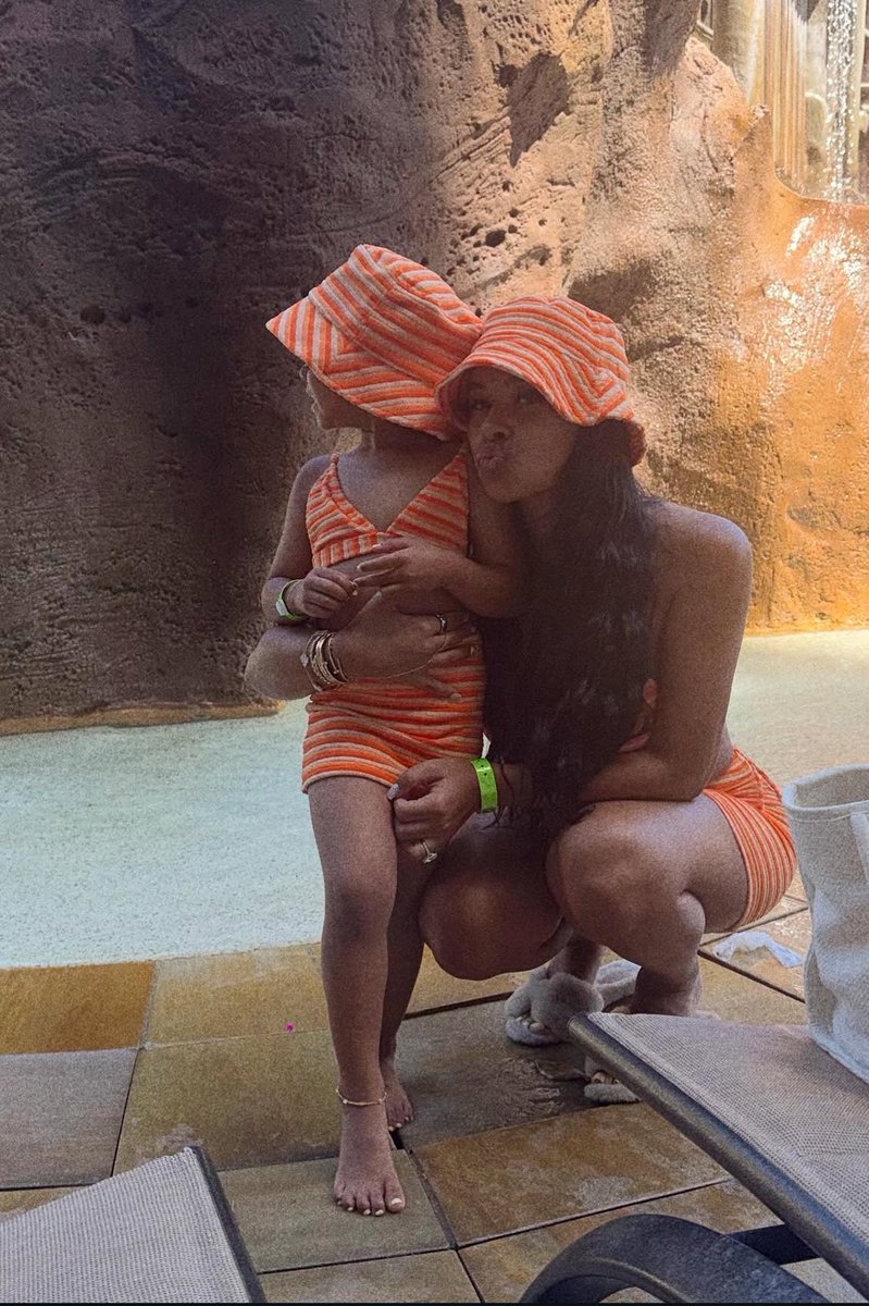 SunnyBanks_'s tweet photo. Taina shared some Hawaii vacation photos with the kids 🥰😍 https://t.co/S51UAxxiA3