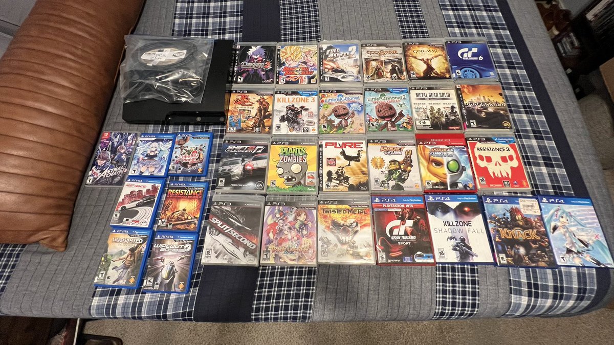 LowercaseLambda's tweet photo. I got my hands on Hyperdevotion and Proto-Neptunia (Trinity Universe) during today’s game haul https://t.co/fgZQJx0b1O