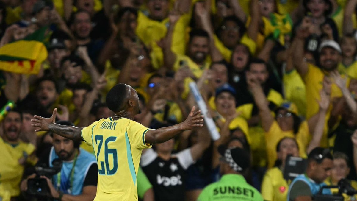 lance_vasco's tweet photo. Rayan faz valer 'presságio' da torcida no Maracanã e marca 1° gol pela Seleção Brasileira https://t.co/oA7S11PxuH https://t.co/qitw2pcMSt
