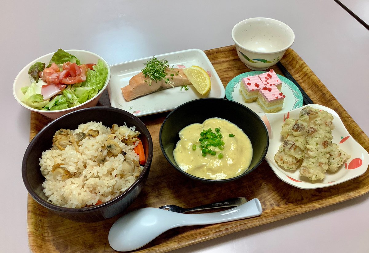 hakodatesiryoku's tweet photo. 【ある日の昼食】
北海道の旬の魚サクラマスの酒蒸し
英語で（チェリーサーモン）

いろんな食べ方があります。
一般的にフライ、塩焼き！
この日は、酒蒸しにトライしました。

【サクラマスの酒蒸し】
① サクラマス全体に軽く塩を振り、ペーパーで包んで冷蔵庫に1時間置く。
② 酒で表面の塩を洗い流した後、さらに酒に30分間漬ける。
③ 酒18g、濃口しょうゆ3g、顆粒だし少々を鍋に入れてひと煮立ちさせ、冷ましておく。
④ 魚の水分をペーパーで拭き取り、③の調味液をかけて蒸し上げる。

【昼食メニュー】
ホタテとあさりの炊き込みご飯
卵あんかけうどん
ちくわの磯辺揚げ
サクラマスの酒蒸し
野菜サラダ
ケーキ

#函館 #函館視力障害センター #サクラマス #酒蒸し #ランチ