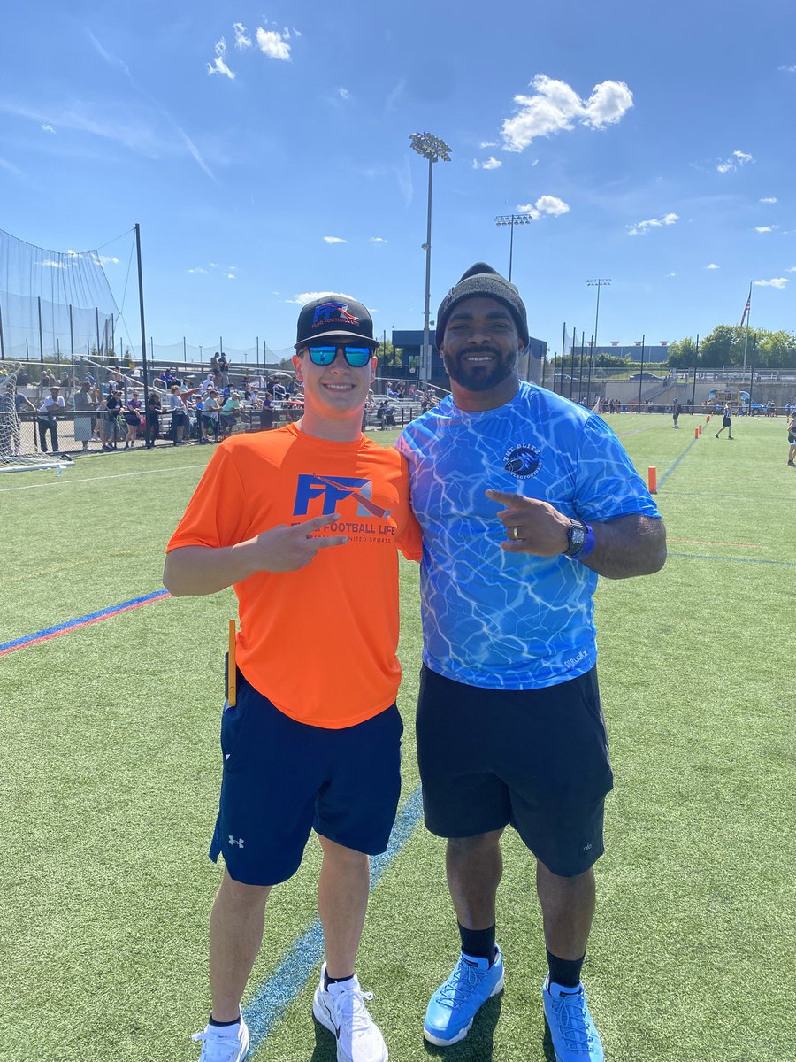 Andrew33Rowan's tweet photo. It was great to be able to meet NFL legend @brandongraham55 while reffing some flag football! Go Birds! https://t.co/fxCC19RYUM