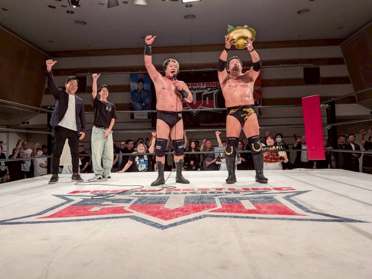 suwama_H2's tweet photo. 一昨日になってしまいましたが
無事に暴走大巨人興行横浜ラジアントホール大会を終えることが出来ました。

メインの
『創作馬肉ダイニング馬BOUZU
& NAGOMI プレゼンツ』
のメインイベントは
暴走大巨人大会を勝利で締め
リング上でドデカイ馬肉刺し塊
を石川選手と食べれて
感無量の幸せでした。

飯田社長、台湾一有名なフミヤさん、関係各位の皆様、ボランティアスタッフの皆様
ありがとうございました。

横浜大爆発したんで
次もどこかで爆発したいですね〜🐴💄🧴

暴走大巨人の価値も改めて確信したし
若い子達のフレッシュな闘いも素晴らしかった。

とても楽しくもあり、全力を出し切った1日に感謝です。

まだまだ
プロレスを盛り上げるぞ！オイッ！！

最後に沢山のご来場ありがとうございました。

諏訪魔