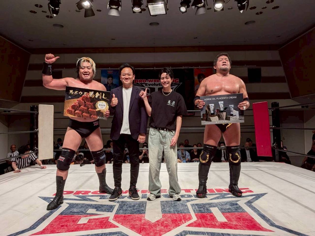 suwama_H2's tweet photo. 一昨日になってしまいましたが
無事に暴走大巨人興行横浜ラジアントホール大会を終えることが出来ました。

メインの
『創作馬肉ダイニング馬BOUZU
& NAGOMI プレゼンツ』
のメインイベントは
暴走大巨人大会を勝利で締め
リング上でドデカイ馬肉刺し塊
を石川選手と食べれて
感無量の幸せでした。

飯田社長、台湾一有名なフミヤさん、関係各位の皆様、ボランティアスタッフの皆様
ありがとうございました。

横浜大爆発したんで
次もどこかで爆発したいですね〜🐴💄🧴

暴走大巨人の価値も改めて確信したし
若い子達のフレッシュな闘いも素晴らしかった。

とても楽しくもあり、全力を出し切った1日に感謝です。

まだまだ
プロレスを盛り上げるぞ！オイッ！！

最後に沢山のご来場ありがとうございました。

諏訪魔