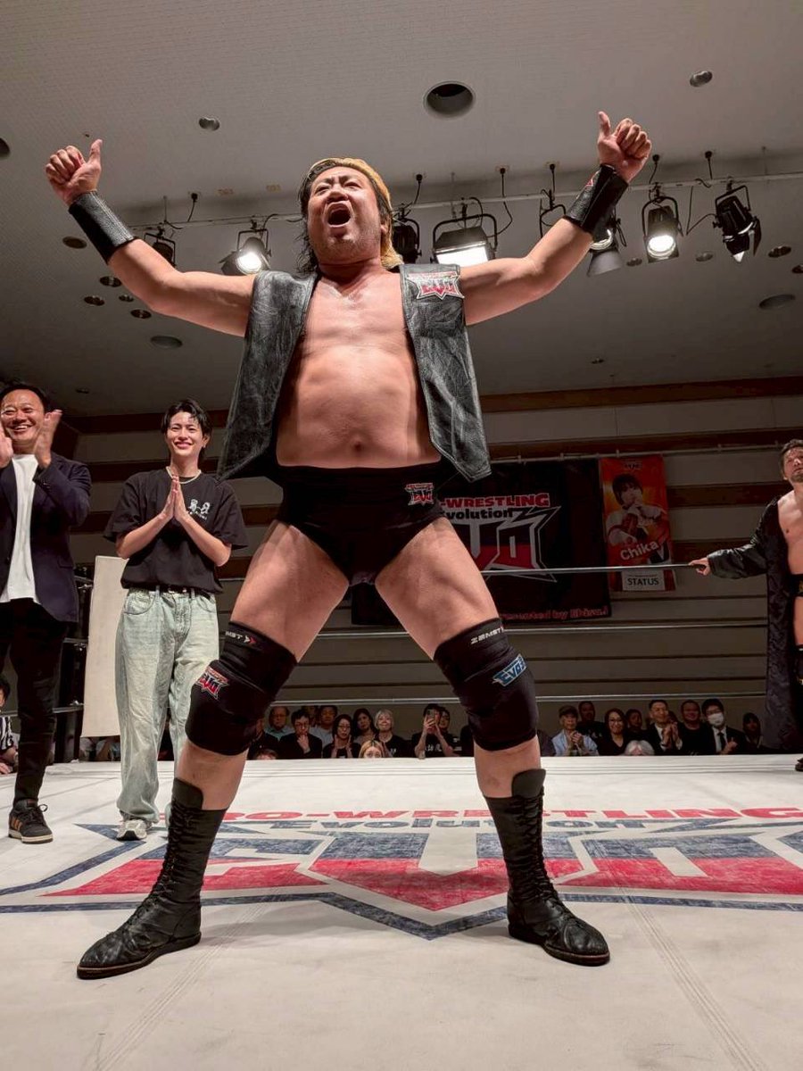 suwama_H2's tweet photo. 一昨日になってしまいましたが
無事に暴走大巨人興行横浜ラジアントホール大会を終えることが出来ました。

メインの
『創作馬肉ダイニング馬BOUZU
& NAGOMI プレゼンツ』
のメインイベントは
暴走大巨人大会を勝利で締め
リング上でドデカイ馬肉刺し塊
を石川選手と食べれて
感無量の幸せでした。

飯田社長、台湾一有名なフミヤさん、関係各位の皆様、ボランティアスタッフの皆様
ありがとうございました。

横浜大爆発したんで
次もどこかで爆発したいですね〜🐴💄🧴

暴走大巨人の価値も改めて確信したし
若い子達のフレッシュな闘いも素晴らしかった。

とても楽しくもあり、全力を出し切った1日に感謝です。

まだまだ
プロレスを盛り上げるぞ！オイッ！！

最後に沢山のご来場ありがとうございました。

諏訪魔