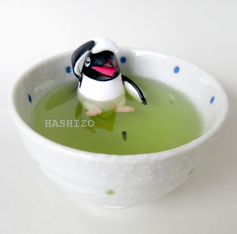 HASHIZOv3's tweet photo. 湯呑アデリー。アデリーペンギンは目の周りが白く、見た目がユーモラスなので、つい頭にタオルをのせたくなるのです。 #アデリーペンギン #penguin #湯呑 #お茶 #HASHIZO https://t.co/97bPKbVDsd