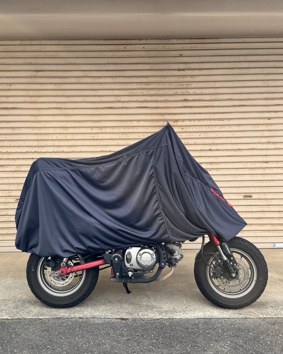 TashiroCRONE's tweet photo. CR-1 EASILY FIT INNER BIKE COVERを社員のバイクにかけてみましたシリーズ④
MONKEY125にハーフタイプをかけています。
ハーフタイプだとタイヤの土や汚れを巻き込まず、脱着時の車体へのキズのリスクを軽減できます。
https://t.co/y3P307bCAR
#CR1 https://t.co/amzJpP7k2B