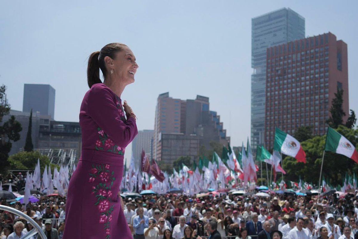 VictorTorres_O's tweet photo. Hoy el @ISSSTE_mx acompañó a la presidenta @Claudiashein en su informe a “Honestidad, Resultados, Amor al Pueblo y a la Patria. Rendición de Cuentas a Dos Años del Triunfo”. Dio detalle de cómo un gobierno honesto da resultados y puso al centro la defensa de la soberanía: 

“Somos hermanos de todos los pueblos. Y entre los gobiernos nos guía el principio juarista de que: ‘Entre los individuos, como entre las naciones, el respeto al derecho ajeno es la paz’.

Es mejor trabajar conjuntamente, como socios comerciales, respetándonos y fortaleciendo el interés común con respeto a nuestra soberanías. Pero debe quedar muy claro, México no admite la injerencia en nuestros asuntos internos, porque nosotros no nos entrometemos en los asuntos internos de otras naciones. Ese es el principio constitucional de la no intervención.

Porque la historia de México nos ha enseñado que ningún pueblo conserva su libertad si permite que intereses extranjeros decidan sobre su destino.”

#ClaudiaDaResultados