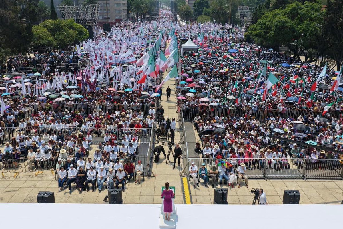 VictorTorres_O's tweet photo. Hoy el @ISSSTE_mx acompañó a la presidenta @Claudiashein en su informe a “Honestidad, Resultados, Amor al Pueblo y a la Patria. Rendición de Cuentas a Dos Años del Triunfo”. Dio detalle de cómo un gobierno honesto da resultados y puso al centro la defensa de la soberanía: 

“Somos hermanos de todos los pueblos. Y entre los gobiernos nos guía el principio juarista de que: ‘Entre los individuos, como entre las naciones, el respeto al derecho ajeno es la paz’.

Es mejor trabajar conjuntamente, como socios comerciales, respetándonos y fortaleciendo el interés común con respeto a nuestra soberanías. Pero debe quedar muy claro, México no admite la injerencia en nuestros asuntos internos, porque nosotros no nos entrometemos en los asuntos internos de otras naciones. Ese es el principio constitucional de la no intervención.

Porque la historia de México nos ha enseñado que ningún pueblo conserva su libertad si permite que intereses extranjeros decidan sobre su destino.”

#ClaudiaDaResultados