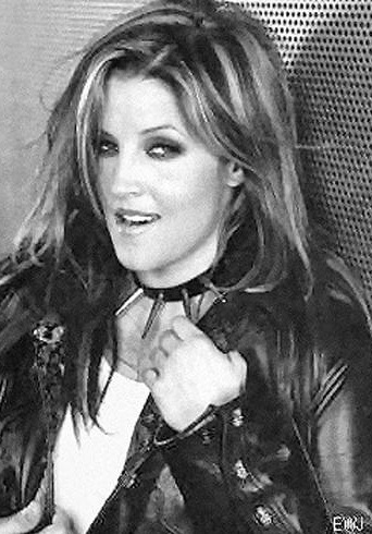 lmpsource's tweet photo. 📸| Lisa Marie Presley's photoshoot, 2003 https://t.co/028d78j5OQ