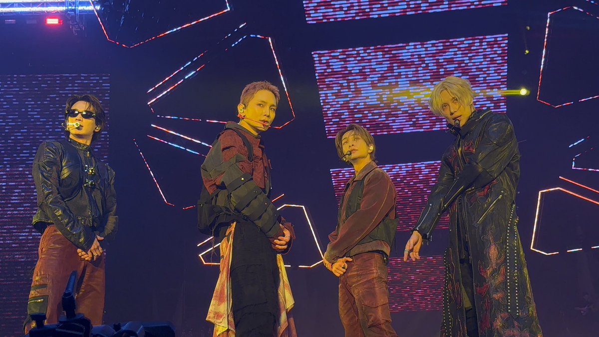 kkebbnee's tweet photo. still cant believe i this photo with my own hands?????????? i have???? my own??? SHINee wallpaper?????????? https://t.co/3tkSOyPQsF