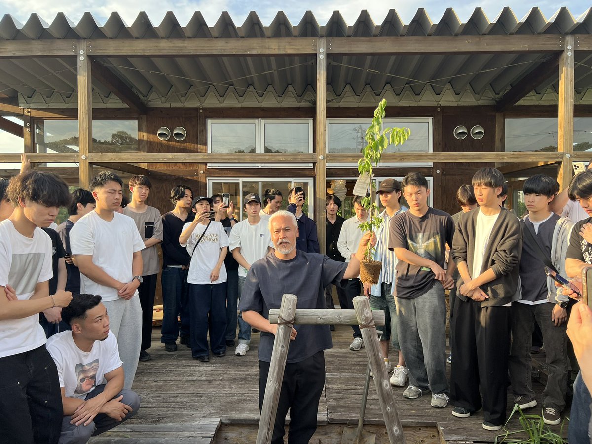 ryuji_fujimura's tweet photo. 昨日と一昨日はSFCにてGDZ。ラストのビリケン贈呈式、植樹、記念撮影となかなかの雰囲気であった。松川さん、松川研の皆さん、ありがとうございました。 https://t.co/hjpxYytk2t