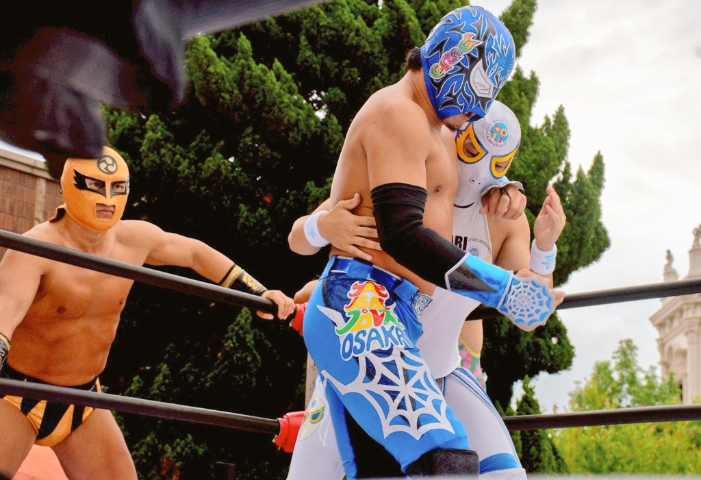 Matsu_warrior's tweet photo. ウォリアーーーッ！🔥
日本食研KO宮殿工場🏰前の特設リングで大阪プロレスと愛媛プロレスの全面対抗戦！！

６人タッグマッチでコーナーに待機。

アントニオ猪木さんのタッグマッチでの姿勢を見���って、待機時も常に臨戦態勢。

#愛媛プロレス #大阪プロレス #マツヤマウォリアー https://t.co/Uhp9AGOicK