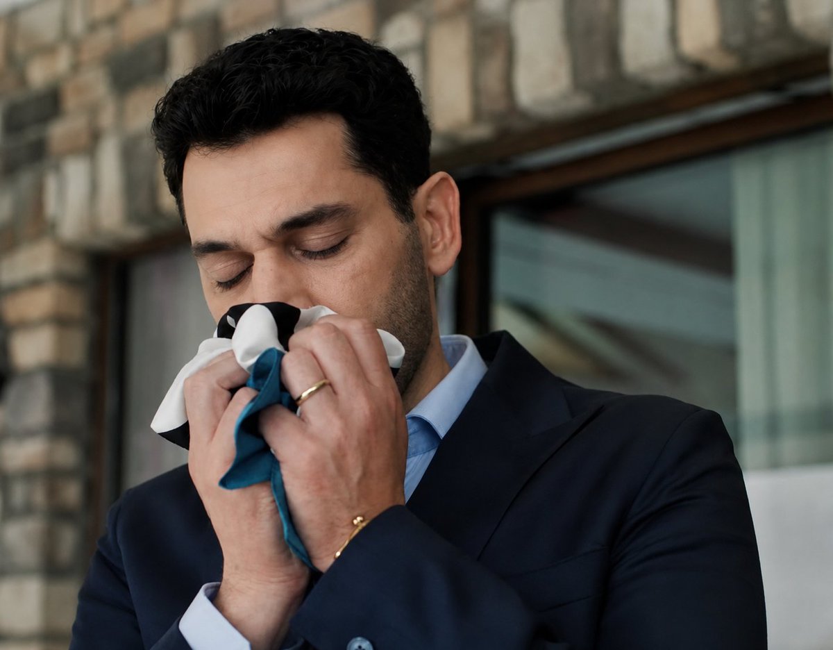 Naren20969's tweet photo. مشتاقة للمسلسل ولـ ZeySer كثر ما كان سرحات مشتاق لزينب وهو يشم شالها بعد ما تركت البيت 🤎😞 https://t.co/kVPaRWhwEn