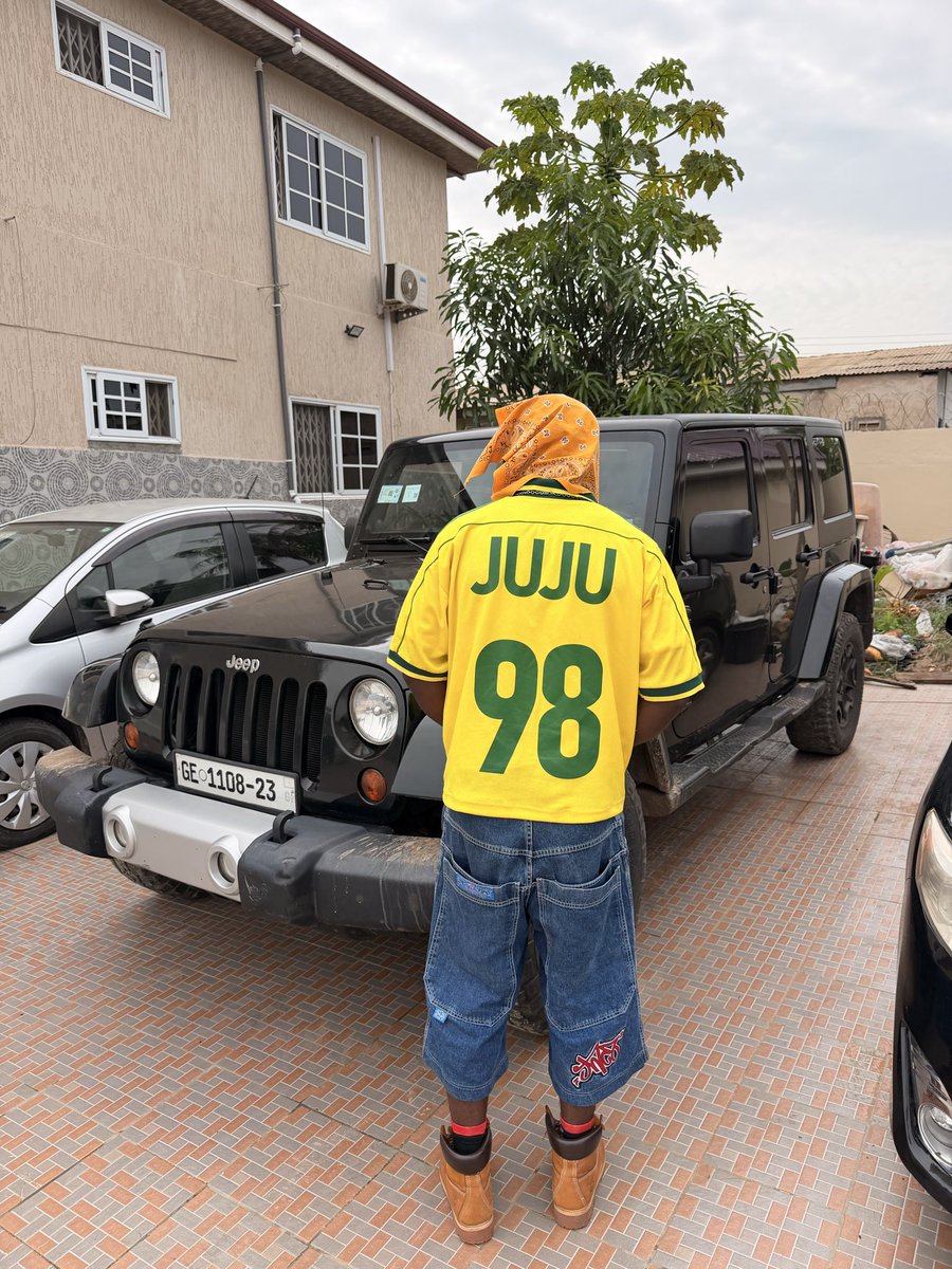 why_bzy's tweet photo. wan na ɔdɔ me? https://t.co/dQehPwhTD7