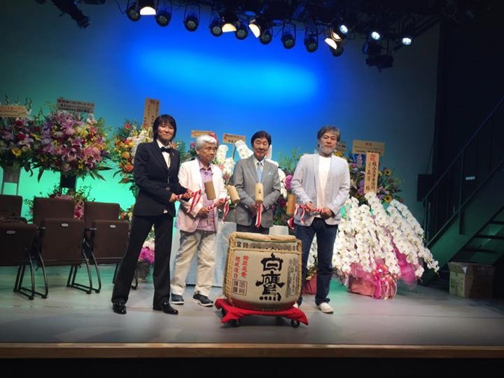 jun_A_TO's tweet photo. 6月1日になりました。
エートーは、本日10年目を迎えました。
今日は、エートーpresents10周年記念公演『恩讐の彼方』稽古初日です。
4月に、大阪芸大先輩の松尾貴史さんが桂吉坊さんとプレこけら落としをして下さって、6月には、南河内万歳一座の内藤先輩、大学恩師の筒井先生、当時の芸大舞台芸術学科長の浜畑賢吉さん、和泉修さん、オール阪神師匠がオープニングに来て下さって、春田さん演出の熱海殺人事件･売春捜査官でエートーは幕開けました。
そして、映画撮影では、堀内正美さんにもお世話になり、津川雅彦さんも御出演頂いて、エートー楽屋の壁にサイン第一号となって頂きアレから10年です。
がむしゃらに走った10年。コロナ禍も何とか踏ん張って越えました。
エートーの菱田さん、行澤さん、和子さん、堀田くん、卒業しちゃった村上君、ふなぴー、そして、ご利用頂きました皆様、ご来場賜りました皆様、これ迄ご縁を頂きました皆々様、本当に、本当にありがとうございました。
ここからは、腎臓病と共にですが、まだまだエートーと共に走ります。皆様に愛される劇場作りに励みます。
これからも、エートー共々よろしくお願い申し上げます。

神戸三宮シアター･エートー
支配人  大下順子 拝

＃神戸三宮シアターエートー
＃劇場10年目を迎えました
＃皆々様に感謝
＃恩讐の彼方稽古初日