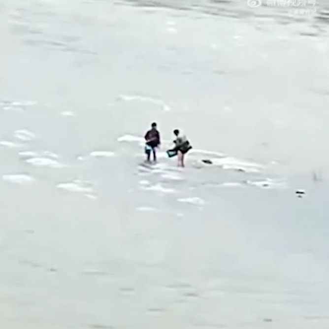 gbbbsjp's tweet photo. 【中国】釣り中に突然の洪水　川に取り残された男性2人が流され死亡 - https://t.co/OVPYyWc7Pz https://t.co/7ZYWefrS3f