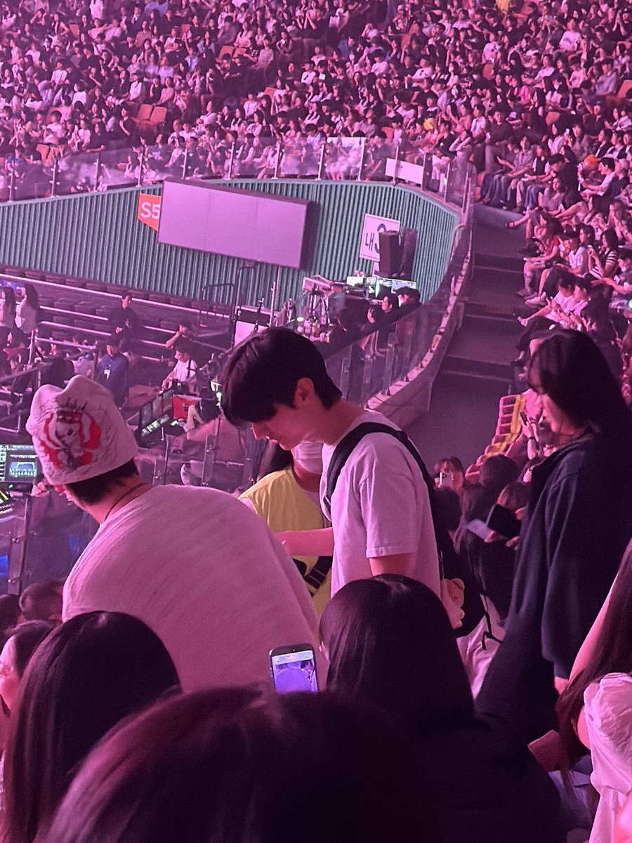 W_ns17's tweet photo. @haartrix 윤지성도 있었어요 https://t.co/hhojOvvfEX