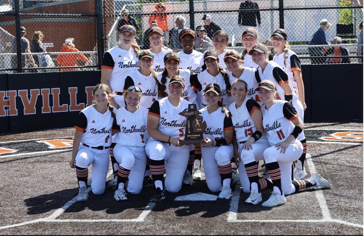 BurnsJoss2028's tweet photo. DISTRICT CHAMPS!!!! So I unbelievably proud of these girls. We are so strong together and I am so excited to be able to continue onto regionals! GO STANGS!
@nvillesball @BatbustersBeard https://t.co/eHv0jxdGoJ