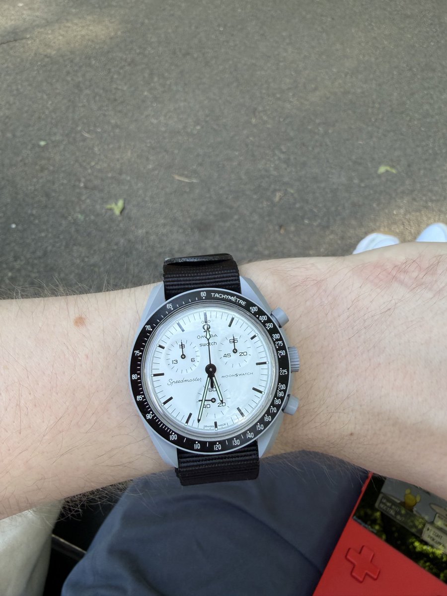 ParkerOrtolani's tweet photo. real watch + Fitbit Air is a dangerously appealing combination, not having a screen on your wrist at all is an adjustment but it feels so much better https://t.co/sd6TfxnIw2