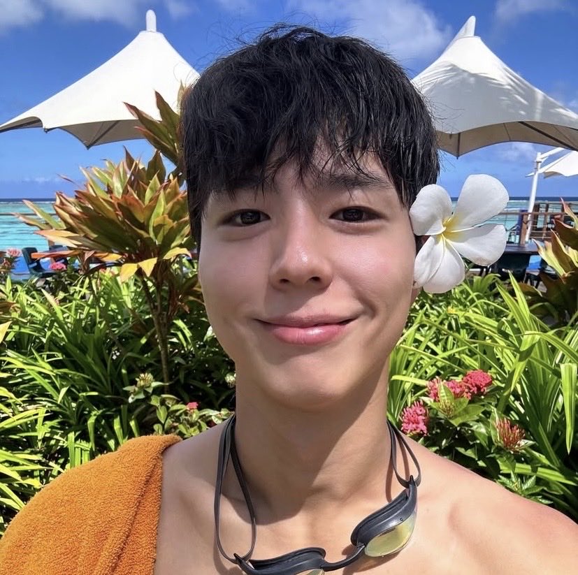 norihime3's tweet photo. Hello!
@BOGUMMY 🏝️
真夏の夢の様な素敵な非日常の時を過ごして幸せはプライスレス😊
海と空が交わる様な🌊
カウントダウンの夕日🌅
☀️に向かって咲く🌺
沖縄の守護神に囲まれて👍
私の守護神はbogummy🥰

Have a wonderful day with you👍
#ParkBoGum 
#박보검 https://t.co/RUCgu8CRbJ