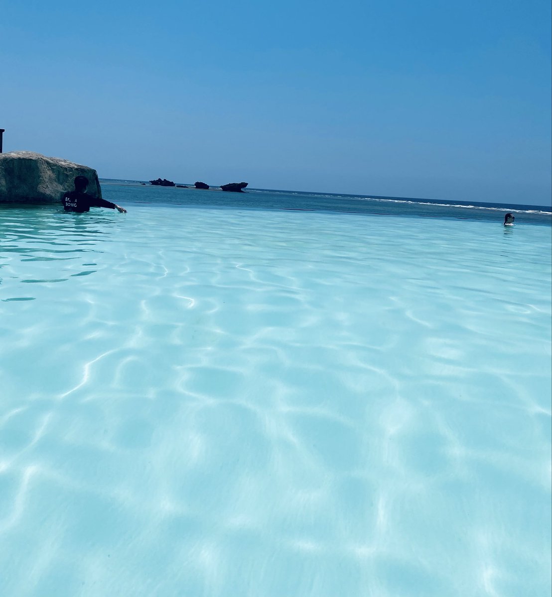 norihime3's tweet photo. Hello!
@BOGUMMY 🏝️
真夏の夢の様な素敵な非日常の時を過ごして幸せはプライスレス😊
海と空が交わる様な🌊
カウントダウンの夕日🌅
☀️に向かって咲く🌺
沖縄の守護神に囲まれて👍
私の守護神はbogummy🥰

Have a wonderful day with you👍
#ParkBoGum 
#박보검 https://t.co/RUCgu8CRbJ