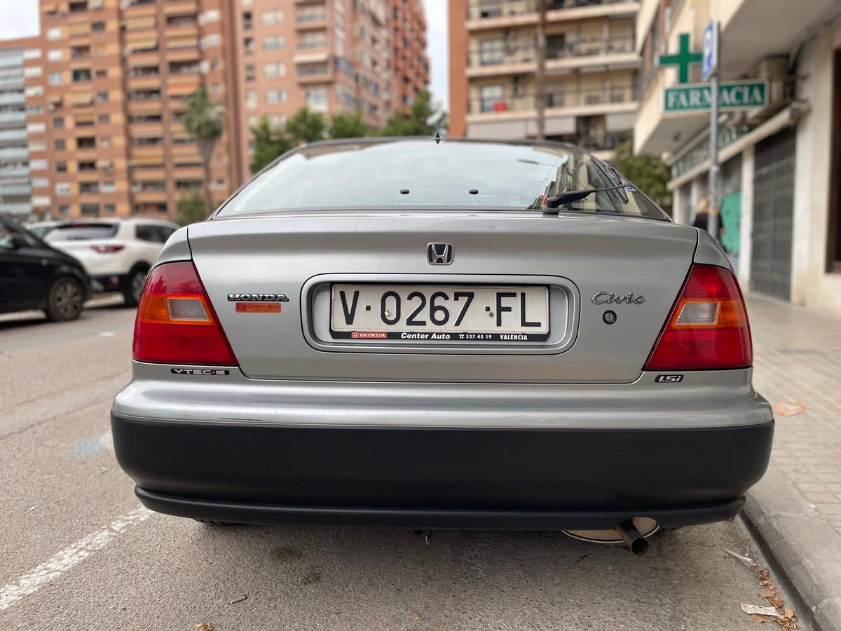 jordiardit's tweet photo. Vendemos el coche de mi padre: Honda Civic 1.5i VTEC-E 5p 1996. Siempre en garaje, muy cuidado, poco uso, 107mil kms. Lo he probado hoy y, joder, me gusta más que los tricilíndricos de hoy 🤣 ¿Cuánto pedimos? @GuilleAlfonsin @JFCalero https://t.co/yJ2DFZe3HI