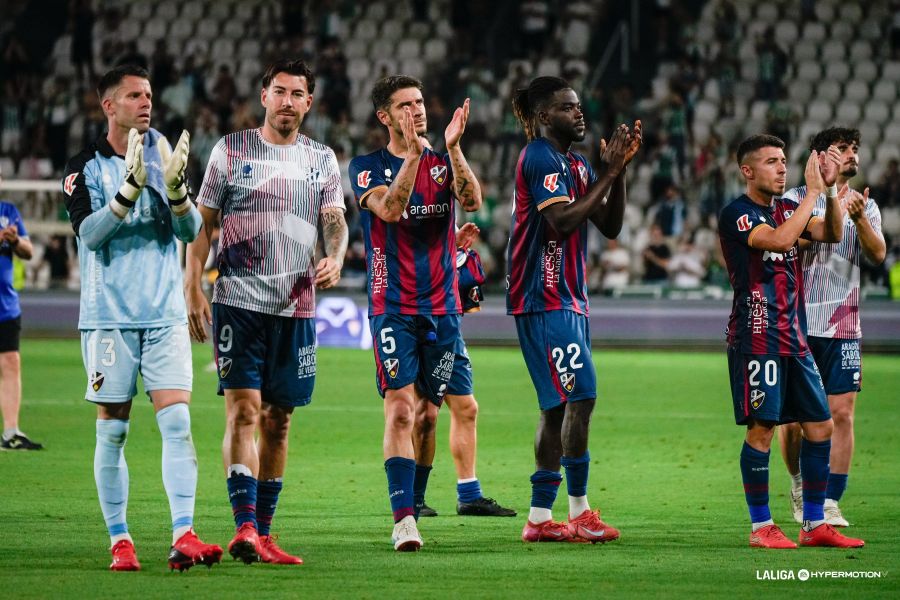 Diariodehuesca's tweet photo. La dignidad de saber perder con reflexión y naturalidad, una actitud que han demostrado dos aficiones ejemplares: la del Huesca y el Bada. Por @JaviGarciaAnton  @SDHuesca @BmHuesca 

https://t.co/dFbE02j7uw https://t.co/jrFWHxewTo