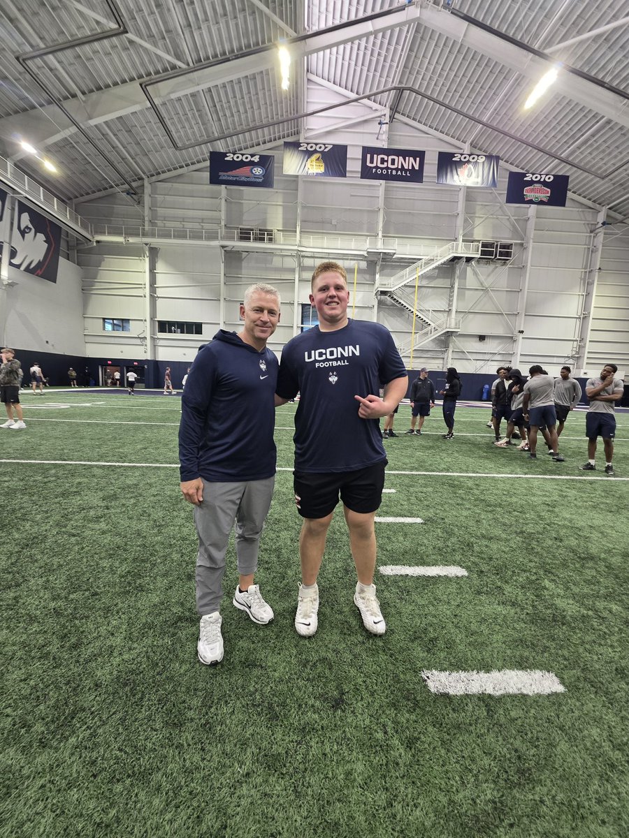 micfedash71's tweet photo. Great camp up at UConn got some great coaching today and some great work on 1 on 1s, agility drills, and individual position work. 
@CoachCandle @CoachNunz @CoachMorookian @CoachGuard_ @DAWGHZERECRUITS @paint54 @ACoachEdwards @UConnFootball https://t.co/wDAq3GK30h