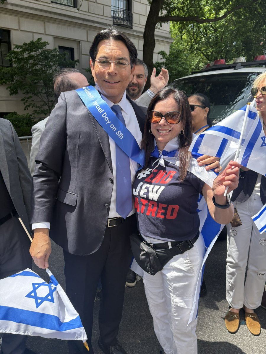 bethsphillips's tweet photo. @marklevinshow Proud moment. Best parade. Outstanding turnout. 🇮🇱💙 https://t.co/vLOmyNjaIi