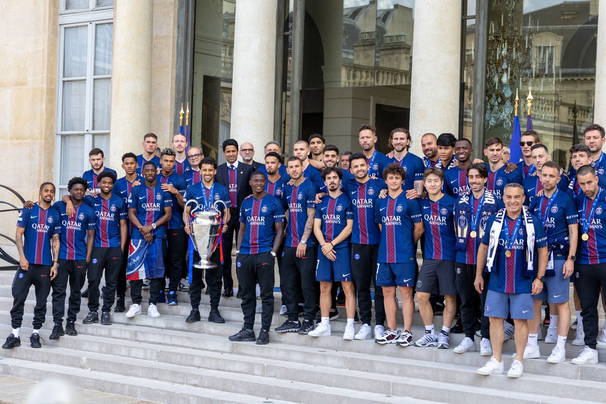 BenjaminVodant's tweet photo. Les joueurs du @PSG_inside étaient de passage à l’@Elysee ce soir avec la coupe aux grandes oreilles https://t.co/pC2c5WW0UJ