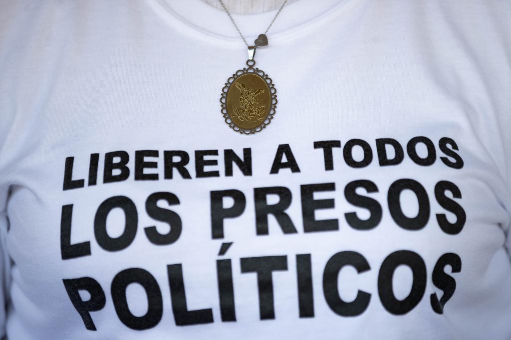 Naky's tweet photo. Cuando una persona muere bajo custodia del Estado, las autoridades tienen que responder ante su familia y las instituciones. 

Inventar presuntos motines para justificar la muerte de presos no libra al Estado de su responsabilidad.

#SonCrímenesDeEstado https://t.co/t0NH31iVcv