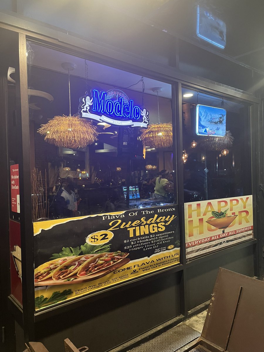 KingHeartsWorld's tweet photo. One of the best places to be at on a Tuesday night is @flavabx #flavabx Good music 🎶, Good food 🍗 and good drinks 🍹Hosted by my manager #addaashman @c.e.o_now @capitals_einc_organization_ @musicnetworkmedia247 Had fun with talented  artist @PashonMarilyn @pashonmarilyn8 💫 https://t.co/f4bfYQsPKS