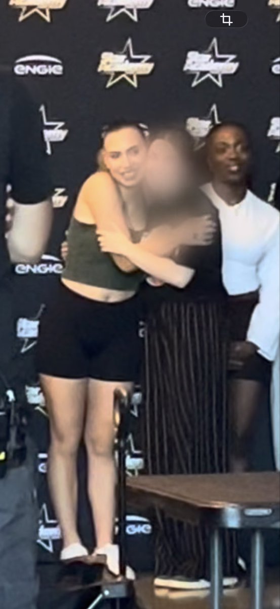 maddieslay1's tweet photo. purée, une semaine dejà. Merci pour tout Léa !! j’ai tellement pleuré quand je l’ai vu oopsie🥹🥺 trop ma star ! C’était mon rêve de la rencontrer et ça c’est réalisé 🥹🫂 

#staracademy #Leaddict #leaddofey @LeaDoffey https://t.co/QwYMK8kagk