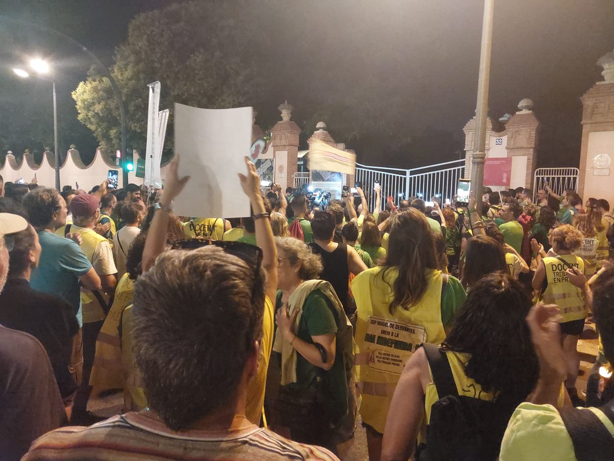 COS_Horta's tweet photo. Contra la màfia del PPVox, les agressions policials i tot el despropòsit general... Ara i demà dilluns, tothom a Conselleria!
Si ens toquen a una, ens toquen a totes!
Volem el pa sencer!
Res sense les assemblees docents, tot des de les assemblees!
Només lluitant tenim futur! https://t.co/MWD7r2CULm